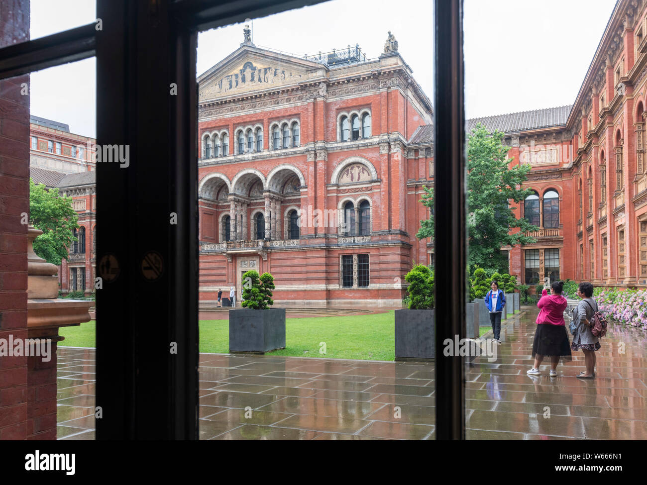 Inner courtyard  and John Madejski Garden at Victoria & Albert Museum, Cromwell Road London SW7 UK Stock Photo