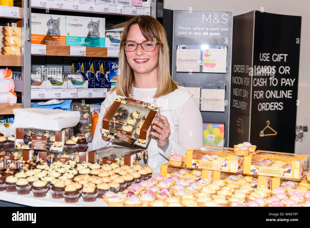 Store free food sample hi-res stock photography and images - Alamy