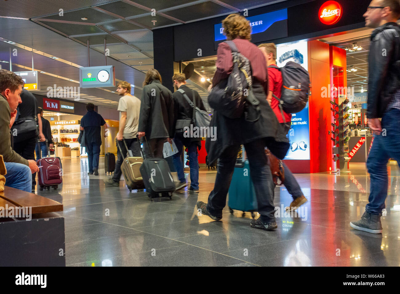 Passengers waiting airport store hi-res stock photography and images ...