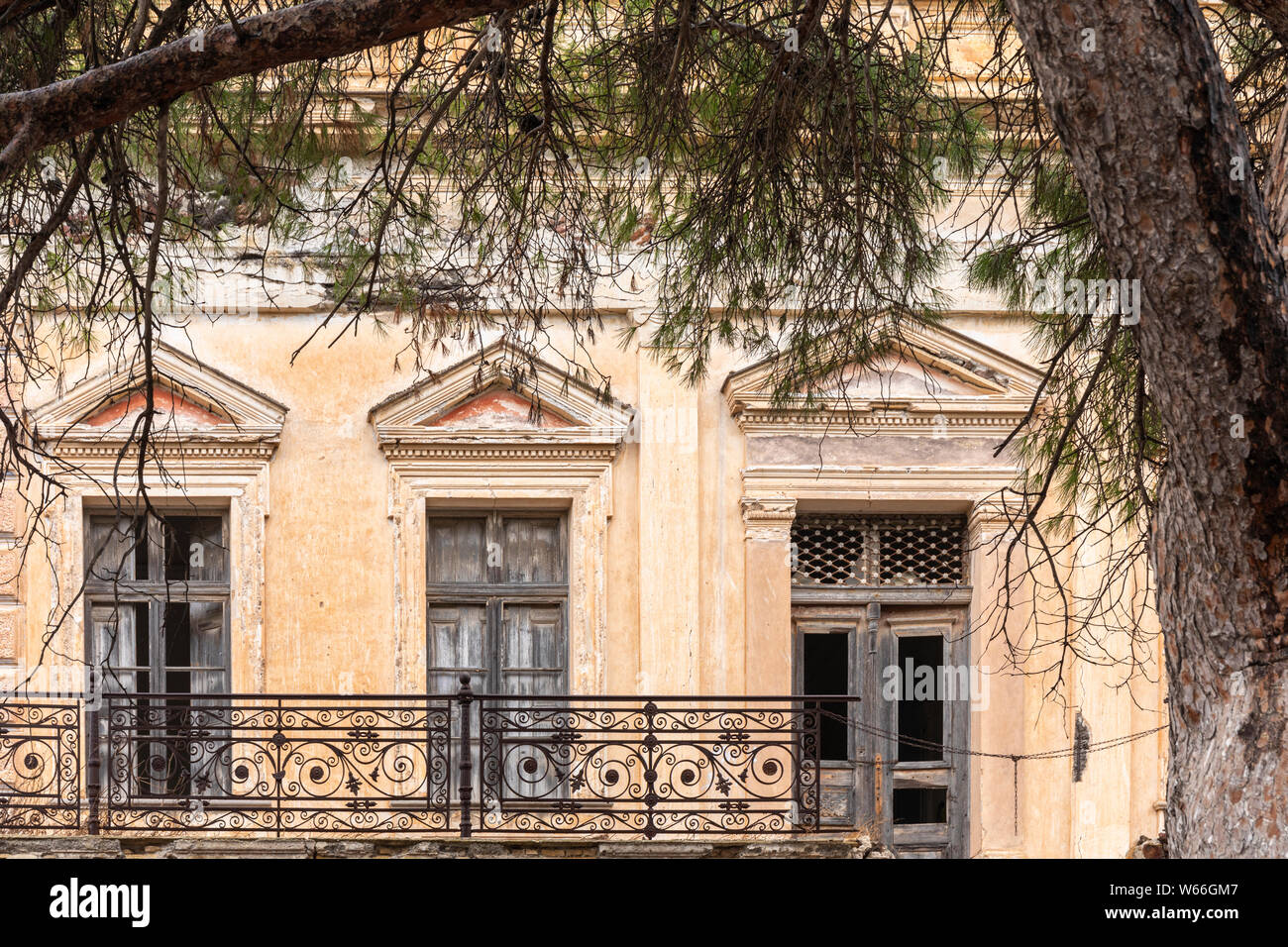 Keyhole windows hi-res stock photography and images - Alamy
