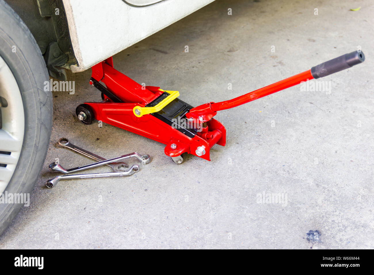 Tool to lift car deals