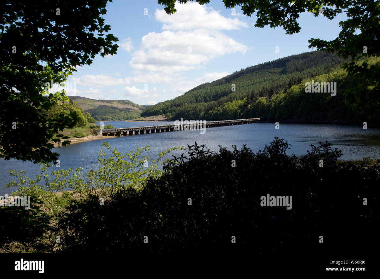 Twin pipe aqueduct in Ladybower Reservoir, the largest (holding 6300 million gallons) of three water storage reservoirs in the Derwent Valley, Peak Di Stock Photo