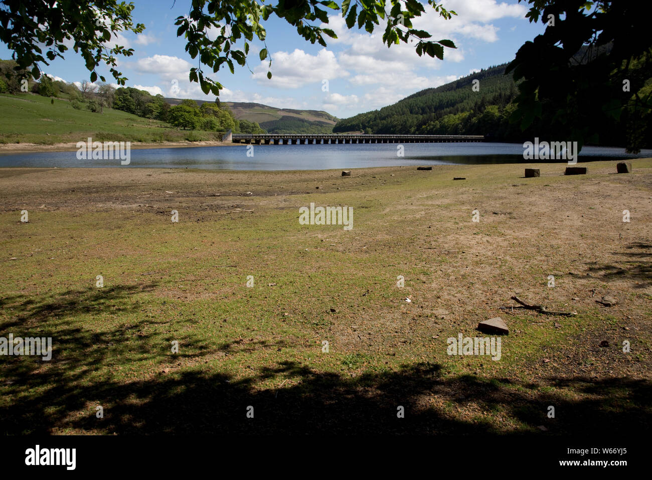Low water level in the Ladybower Reservoir, the largest (holding 6300 million gallons) of three water storage reservoirs in the Derwent Valley, Peak D Stock Photo