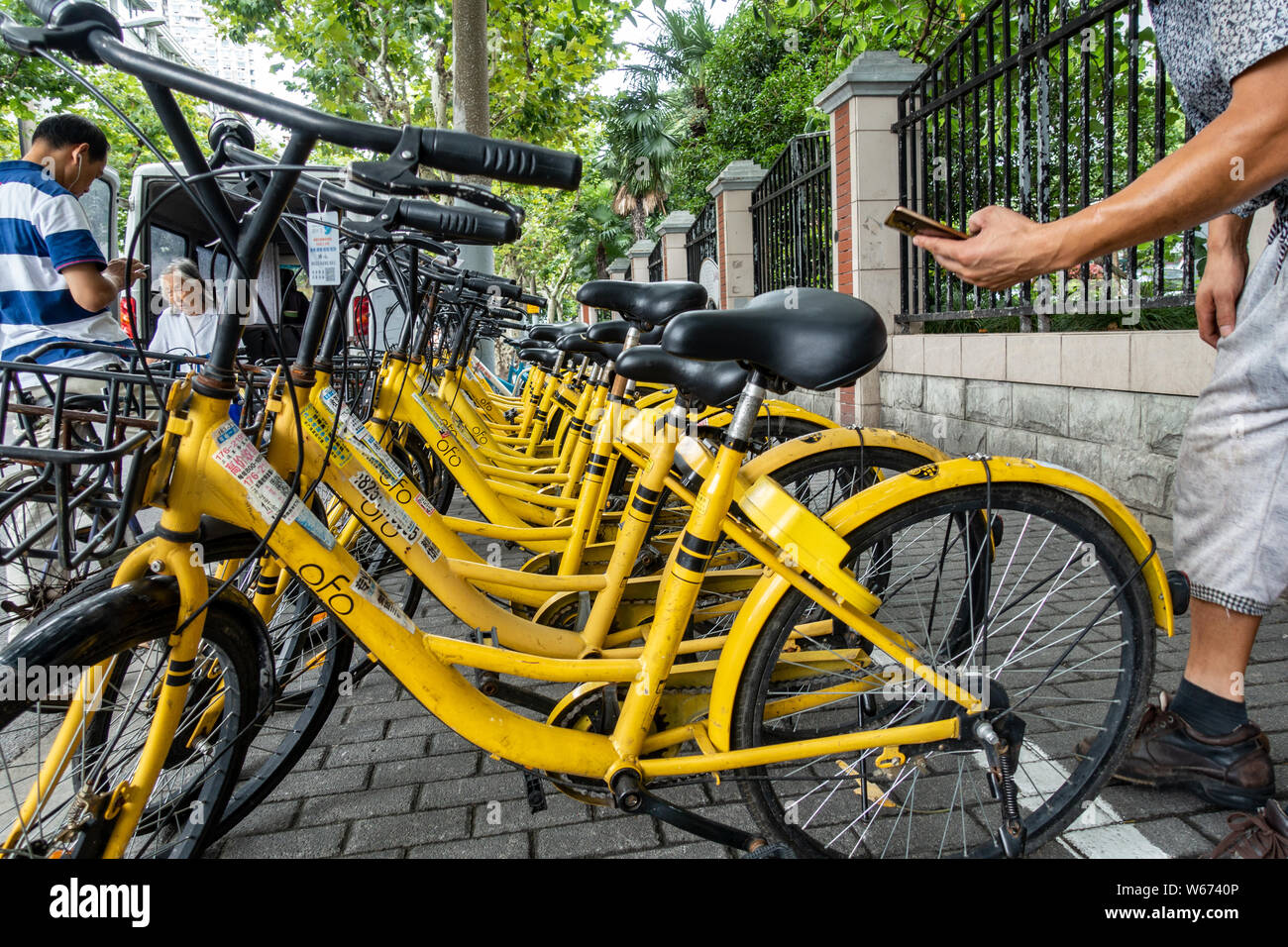FILE--A Chinese resident uses his smartphone to scan the QR code on a  bicycle of Chinese bike-sharing service ofo to rent a bike on a street in  Shan Stock Photo - Alamy