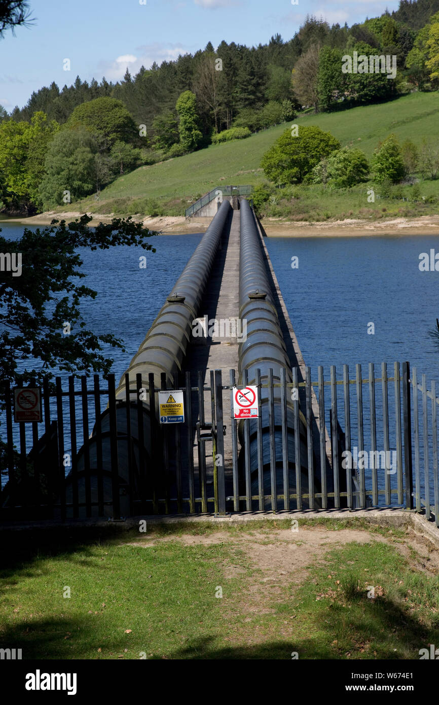 Twin pipe aqueduct at Ladybower Reservoir, the largest (holding 6300 million gallons) of three water storage reservoirs in the Derwent Valley, Peak Di Stock Photo