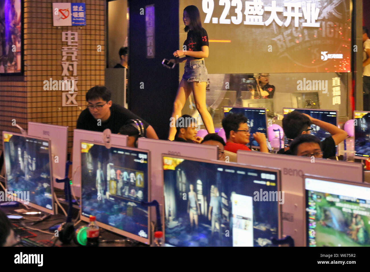 FILE--Young Chinese netizens play online video games at an Internet cafe in  Tianjin, China, 23 September 2017. About 18 percent of Chinese youth Stock  Photo - Alamy