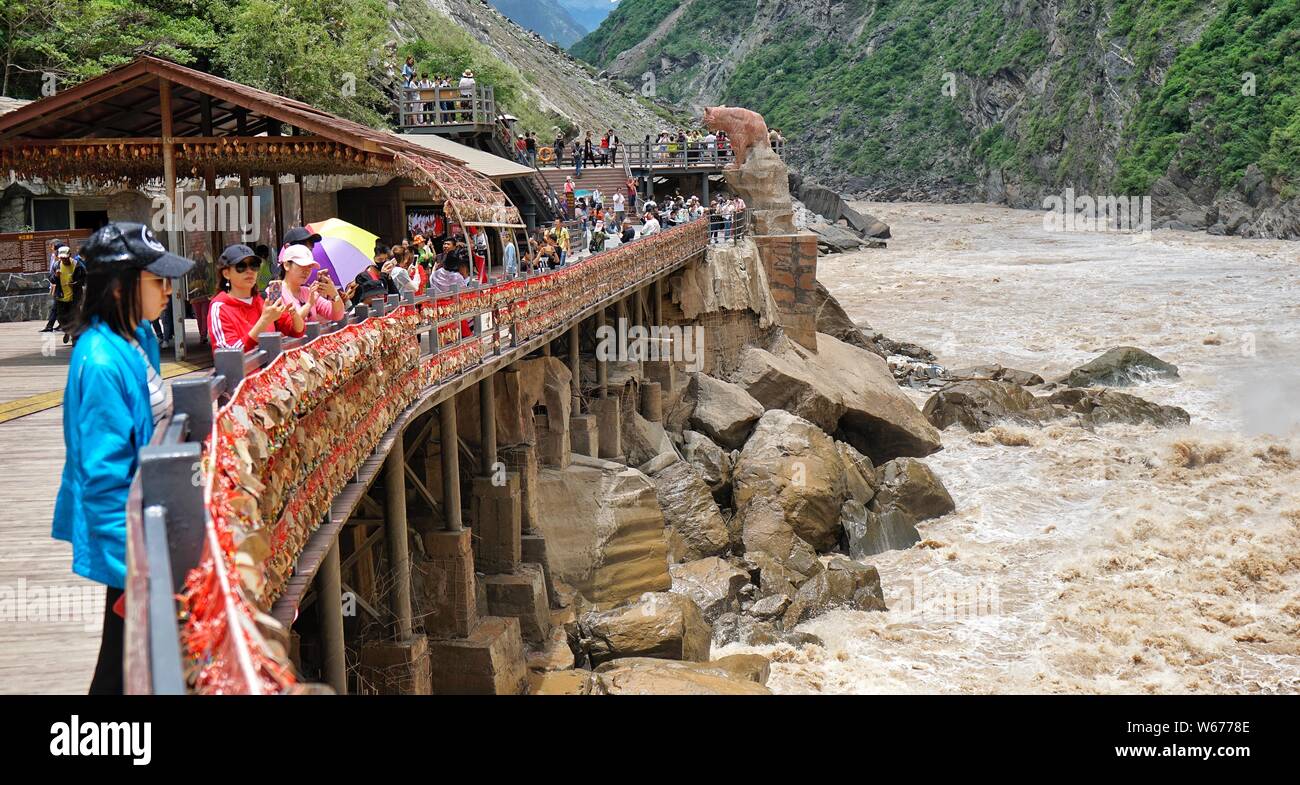 Katta klitorisli evropalik ayollar Porno jinsiy aloqa Ekaterina Spitz