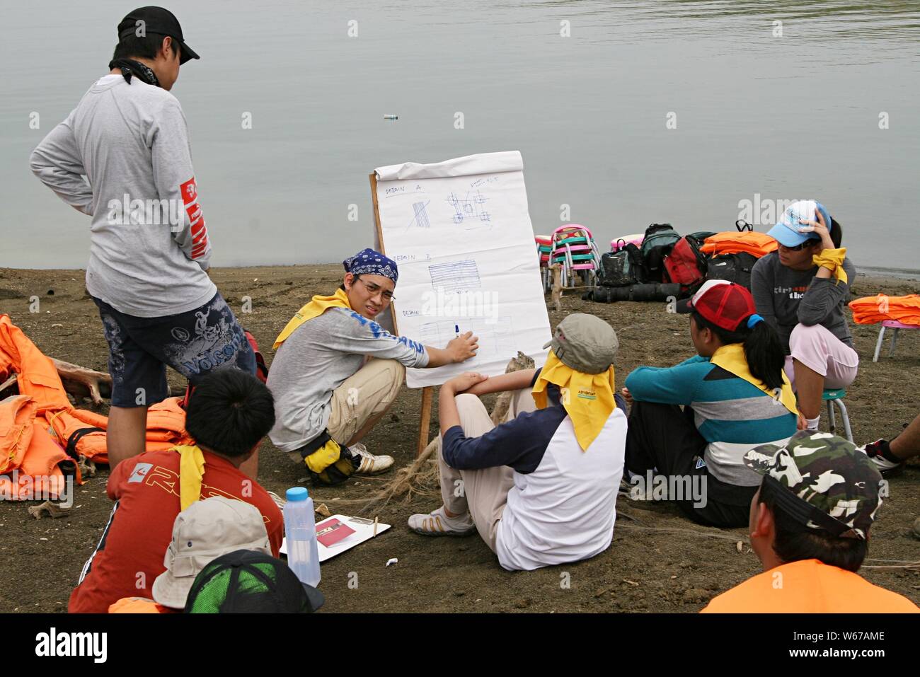 A Group Of Young Adults Gather Beside A Water Dam And Discuss About Their Outdoor Activities Plan On A White Board Stock Photo Alamy Bezpłatne również do użytku komercyjnego bez konieczności podawania autora bez praw autorskich. https www alamy com a group of young adults gather beside a water dam and discuss about their outdoor activities plan on a white board image262005534 html