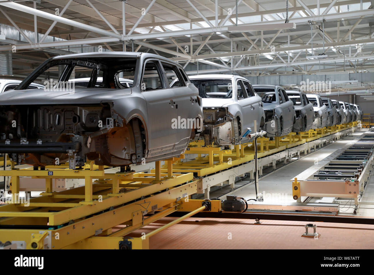 Cars are being assembled on the assembly line at the auto plant of Belgee,  the joint venture between Belarus and Chinese carmaker Geely that produces  Stock Photo - Alamy