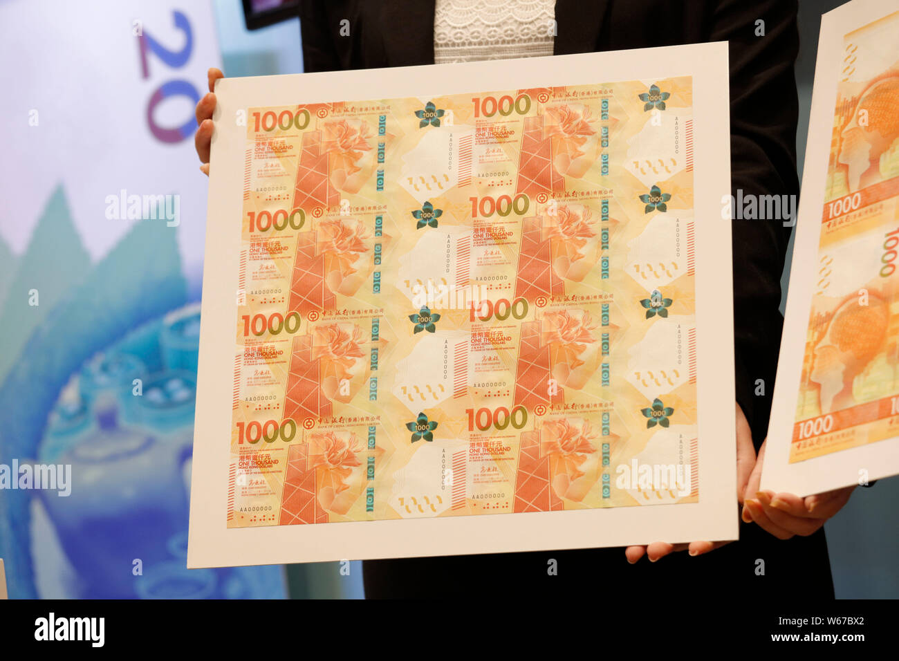 Employees show the 1,000 HKD of 2018 new series Hong Kong banknotes during  a press conference in Hong Kong, China, 24 July 2018. The Hong Kong Monet  Stock Photo - Alamy