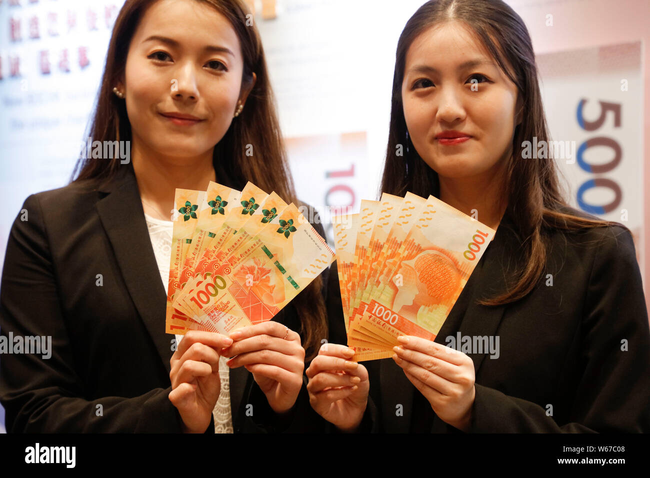 Employees show the 1,000 HKD of 2018 new series Hong Kong banknotes during  a press conference in Hong Kong, China, 24 July 2018. The Hong Kong Monet  Stock Photo - Alamy