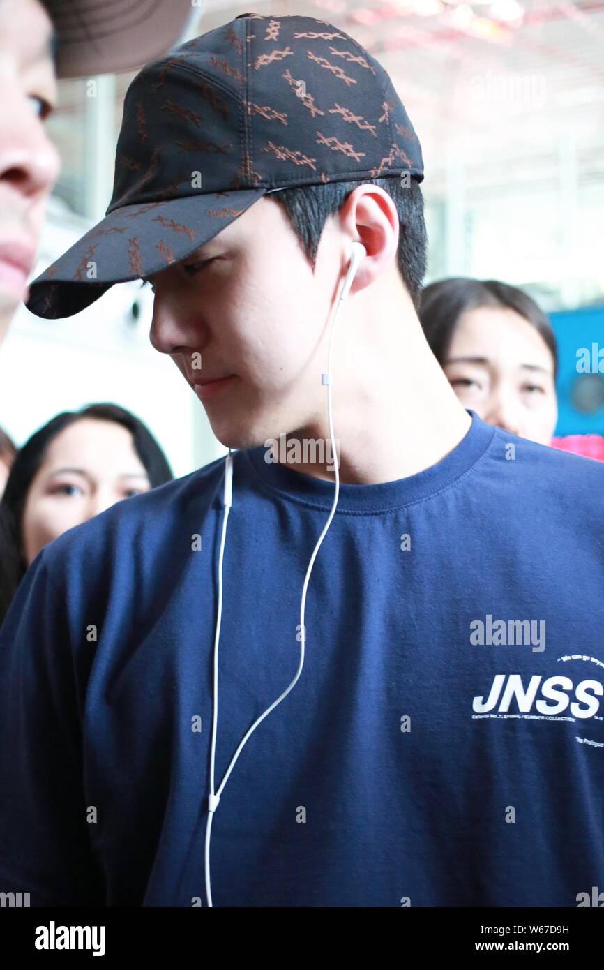 South Korean Singer And Actor Oh Se Hun Better Known Mononymously As Sehun Of South Korean Boy Group Exo Arrives At The Beijing Capital Internationa Stock Photo Alamy South Korean Singer And Actor Oh Se Hun Better Known Mononymously As Sehun Of South Korean Boy Group Exo Arrives At The Beijing Capital Internationa Stock Photo Alamy