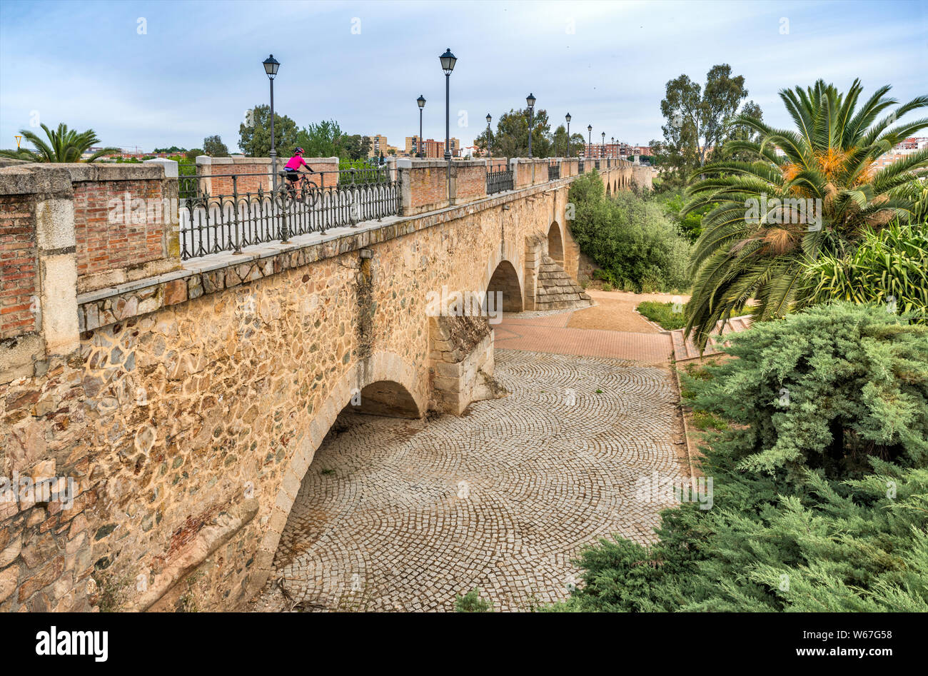 Puente de Palmas (Puente Viejo), 16th century, bridge over Guadiana River, in Badajoz, Badajoz province, Extremadura, Spain Stock Photo