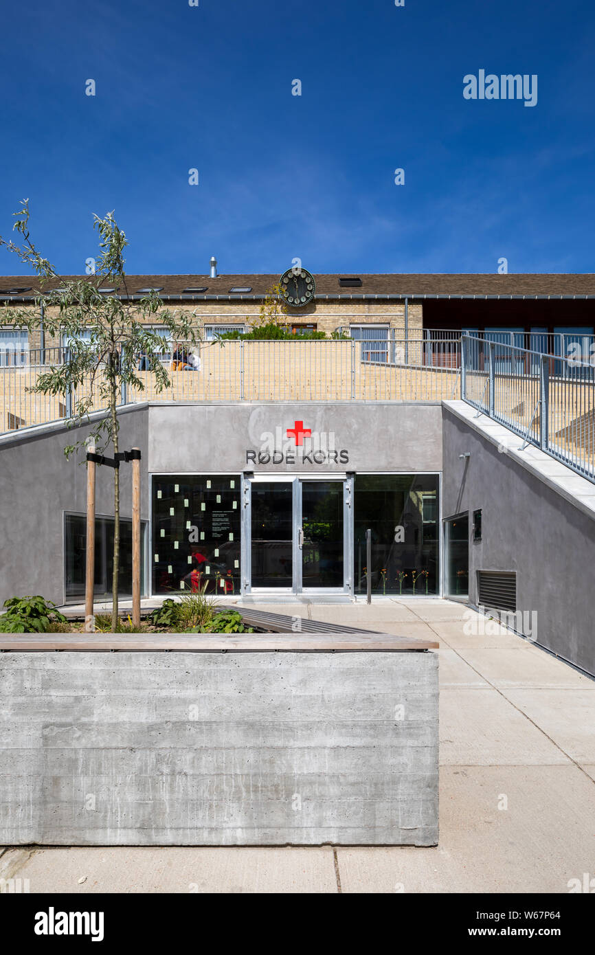 Red cross volunteer hi-res stock photography and images - Alamy