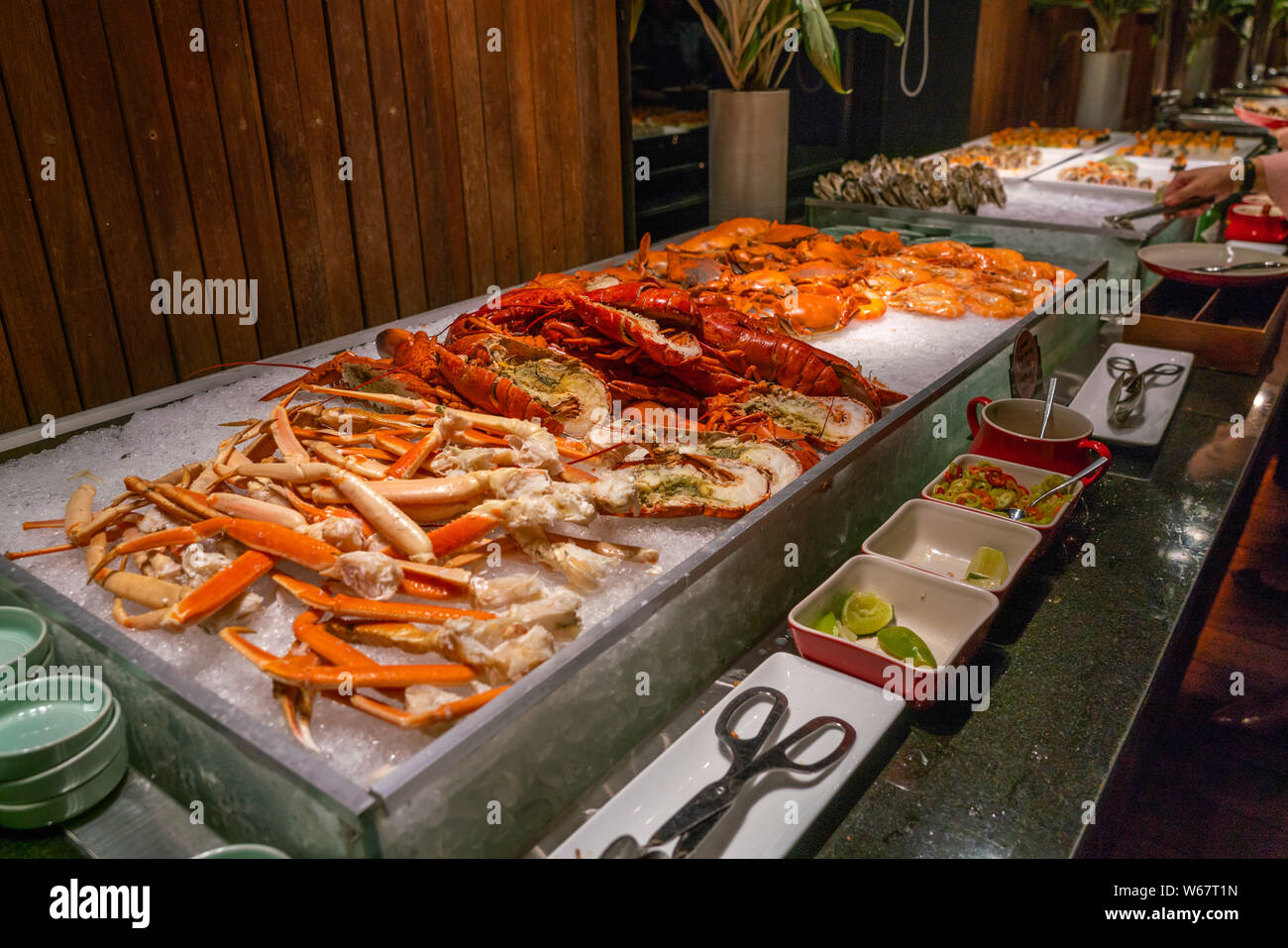 Pile of lobsters and crabs at seafood buffet restaurant Stock Photo - Alamy