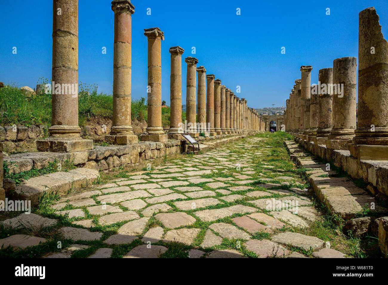 Cardo Maximus - The main North South thoroughfare of Jerash. An 800m long colonnaded street, which stretches from the Ovalene Plaza to the North Gate Stock Photo