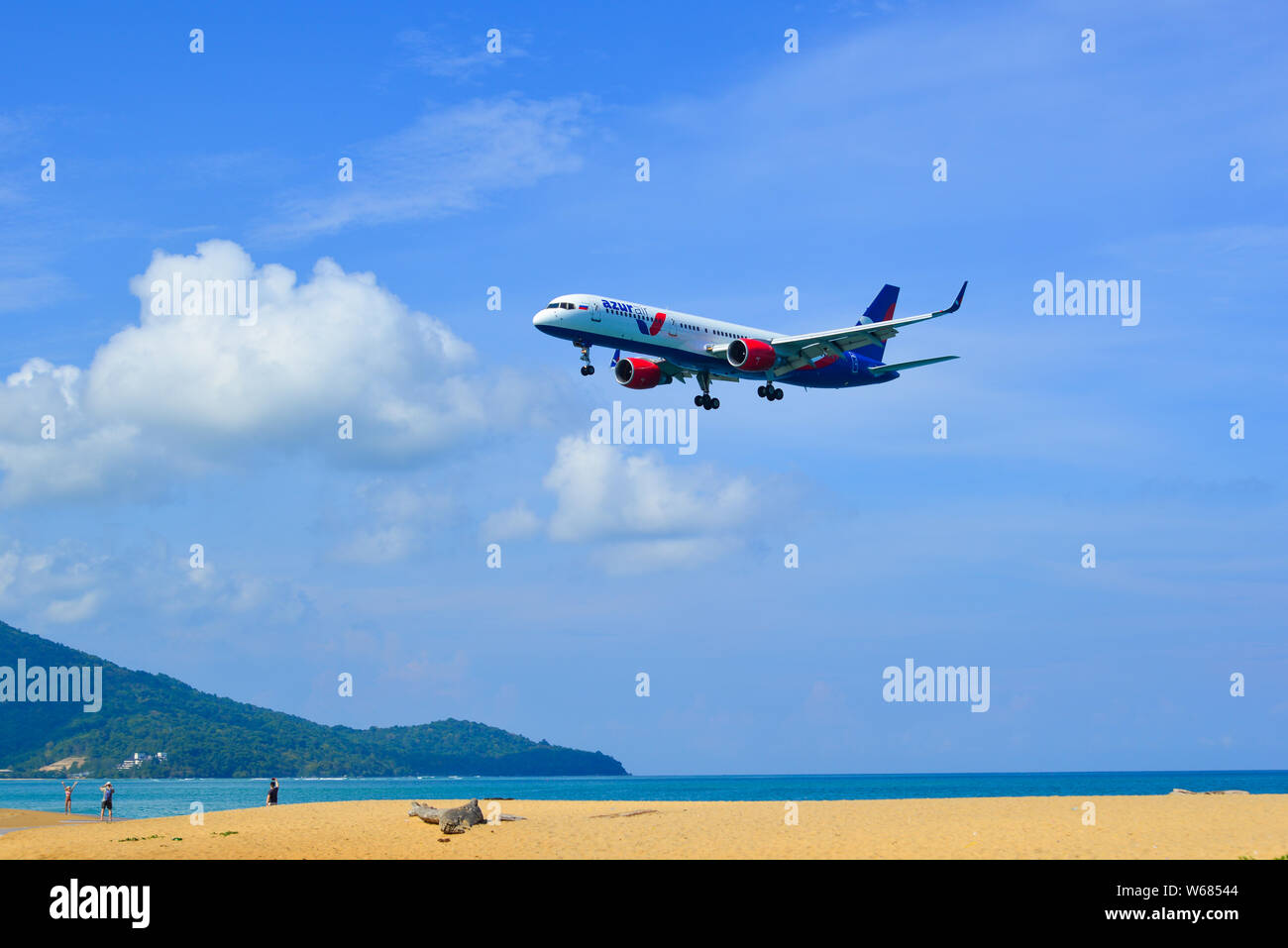 Boeing aircraft landing over beach hi-res stock photography and images ...