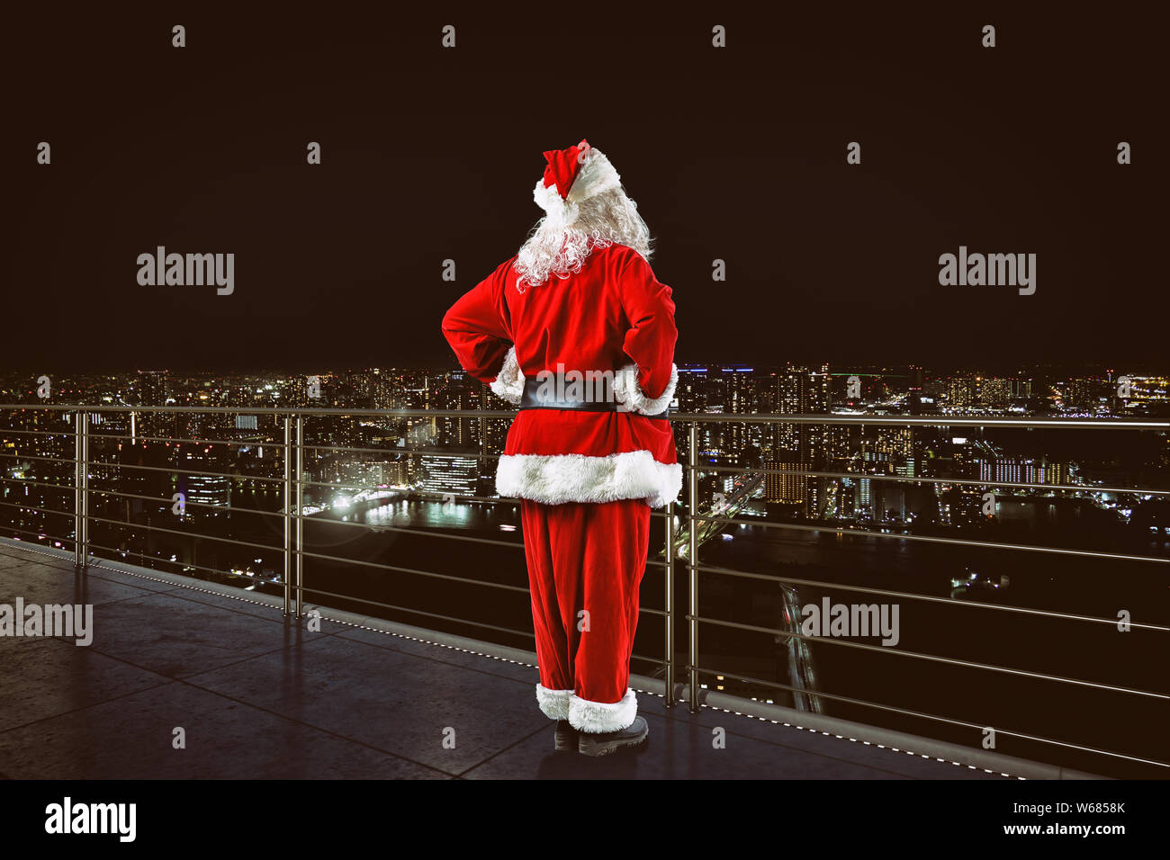 Santa claus on the roof hi-res stock photography and images - Alamy