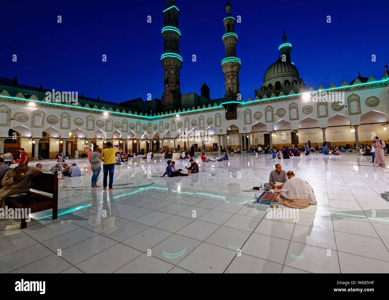 Faithful celebrating Iftar, at the end of a day of fasting during Ramadan, in the courtyard of the Al Azhar Mosque in Cairo Stock Photo