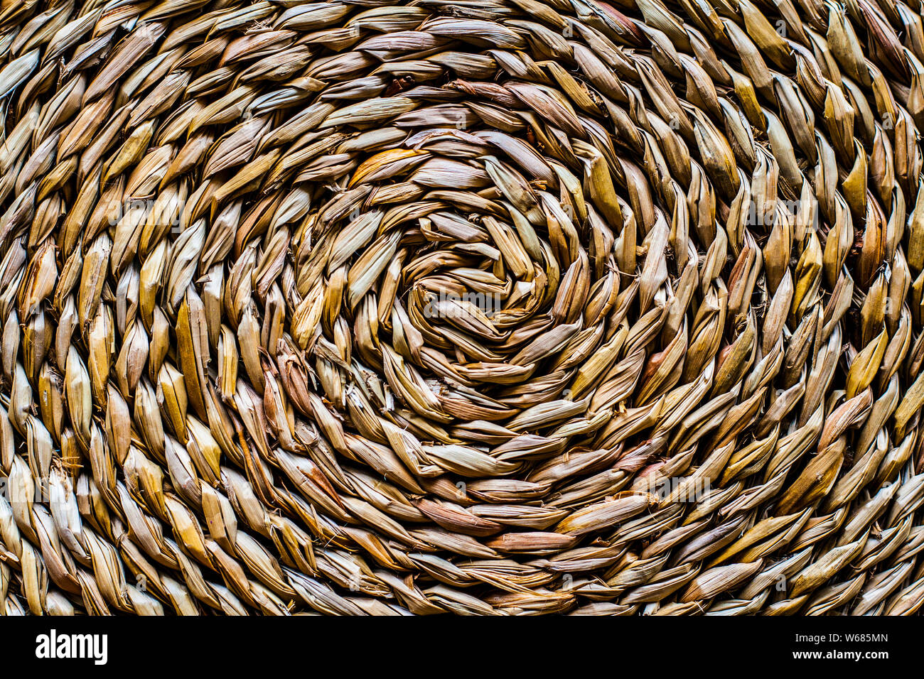 Natural straw table mat round braided, central spiral Stock Photo Alamy
