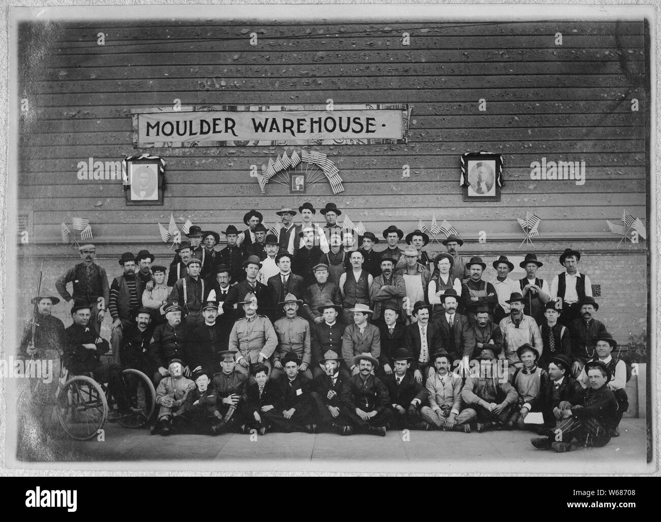 San Francisco Earthquake of 1906: Employees. Moulder Warehouse Stock Photo
