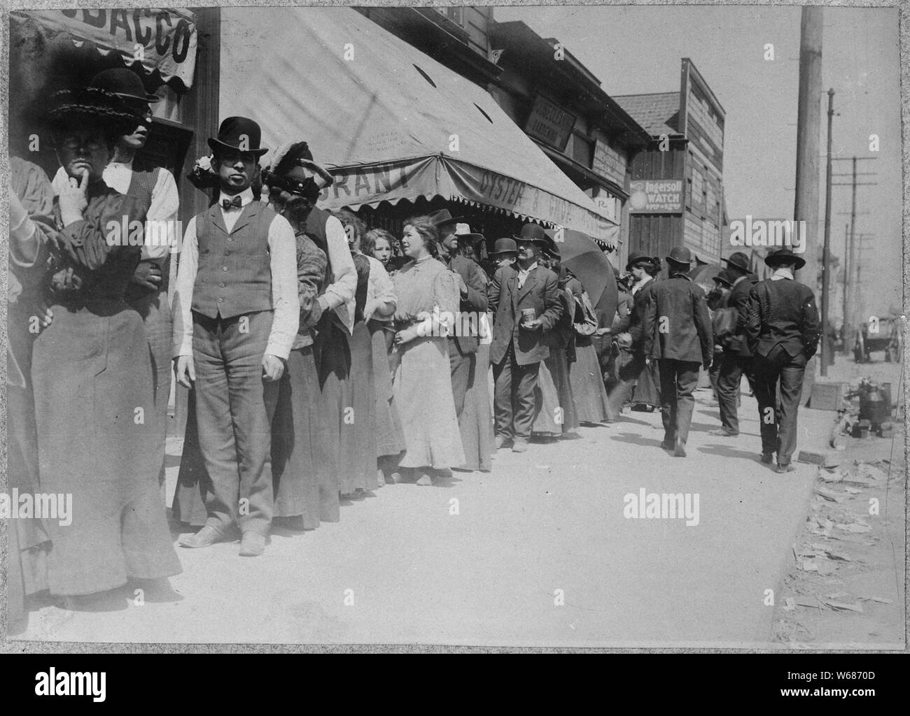 San Francisco Earthquake Of 1906 Bread Line Stock Photo Alamy