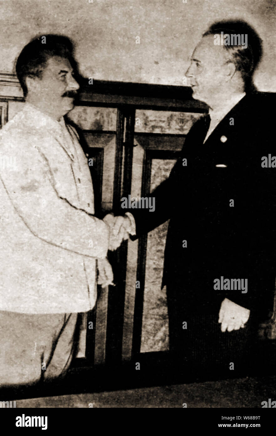 WWI -Aug 23 1939 josephStalin & Joachim  von Ribbentrop shake hands on the  German - Soviet pact ( The Molotov–  Ribbentrop Pact,officially known as the Treaty of Non-aggression between Germany and the Union of Soviet Socialist Republics) Stock Photo