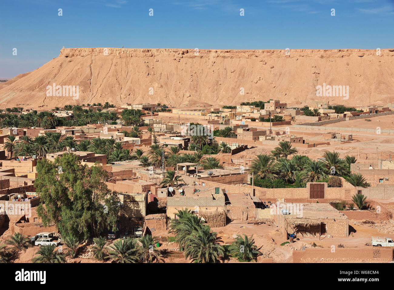 Village in oasis in the Sahara desert in the heart of Africa Stock Photo Alamy