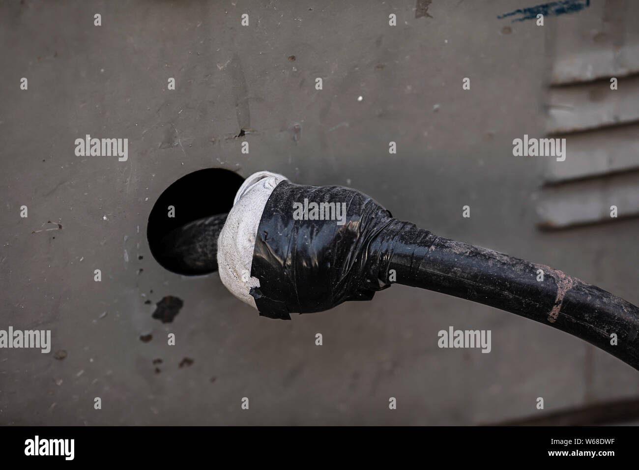 Unsafe electrical cable hires stock photography and images Alamy