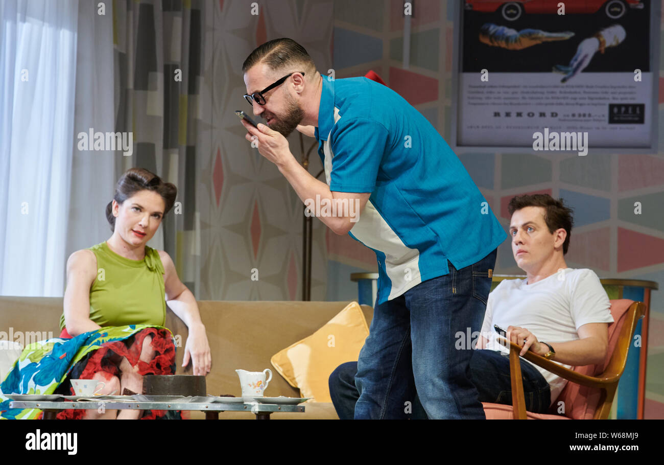 31 July 2019, Berlin: The actors Katrin Hauptmann, Bürger Lars Dietrich and Niklas Kohrt (l-r) play Franziska, Marcus and Johnny in the photo rehearsal for 'Zuhause bin ich Darling'. The new comedy at the Kudammbühnen celebrates its premiere on 4 August. Photo: Annette Riedl/dpa Stock Photo