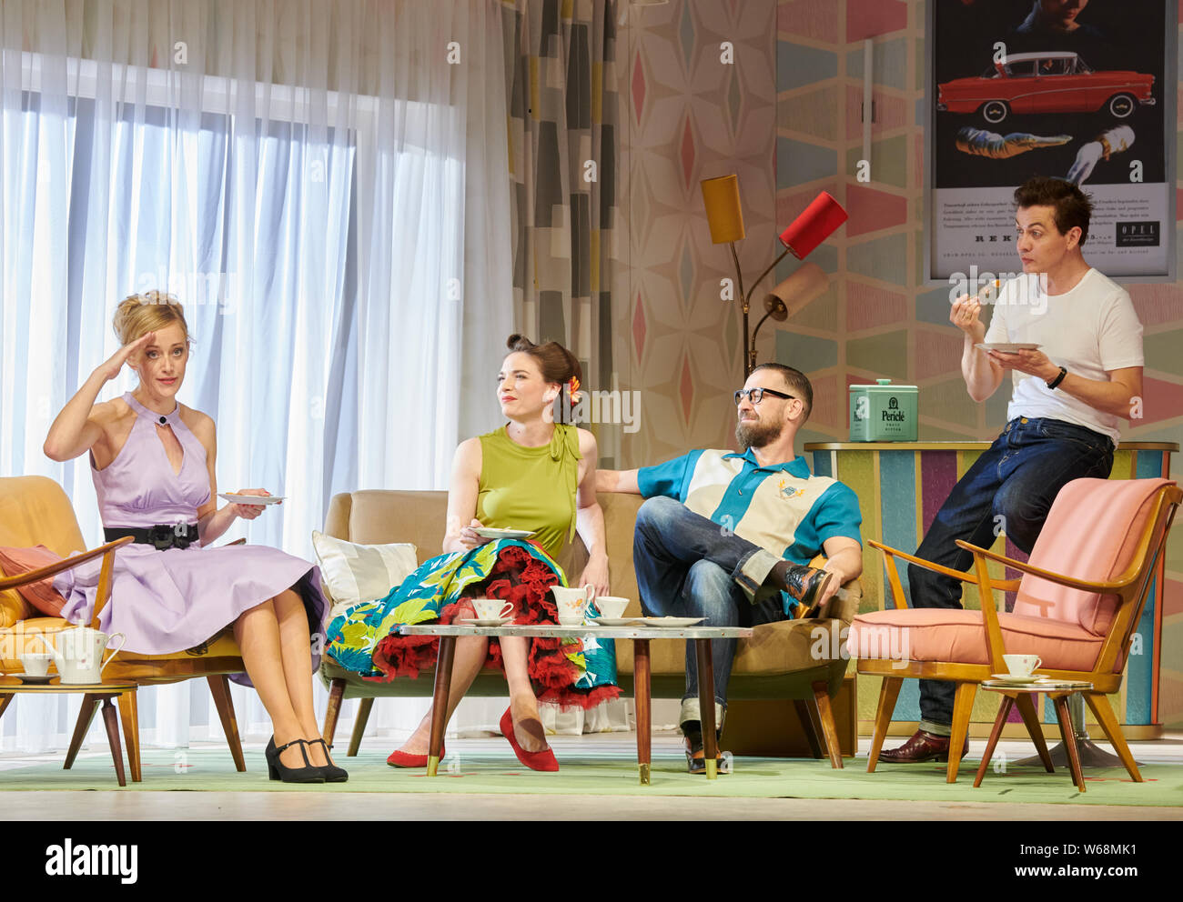 31 July 2019, Berlin: The actors Judith Richter, Katrin Hauptmann, citizen Lars Dietrich and Niklas Kohrt (l-r) play Judy, Franziska, Marcus and Johnny in the photo rehearsal for 'Zuhause bin ich Darling'. The new comedy at the Kudammbühnen celebrates its premiere on 4 August. Photo: Annette Riedl/dpa Stock Photo