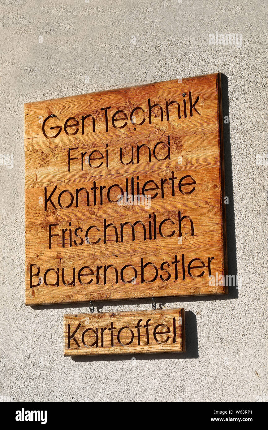 Gentechnikfrei kontrollierte Frischmilch, Bauernobstler, Kartoffel Holzschild Tafel Stock Photo