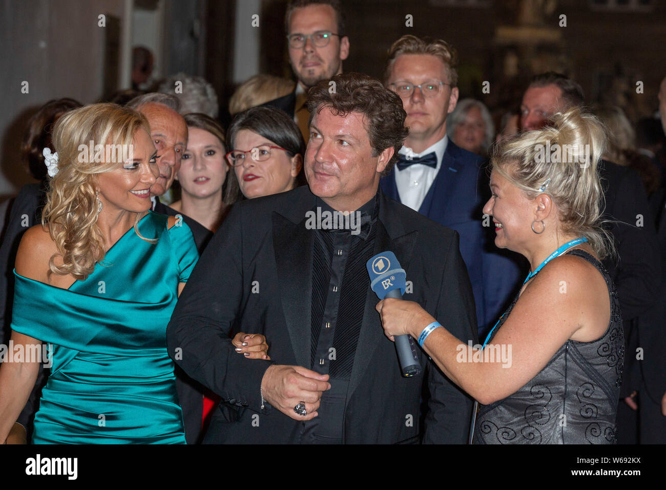 Francis Fulton Smith mit Freundin Claudia Hillmeier und GĂ€ste beim