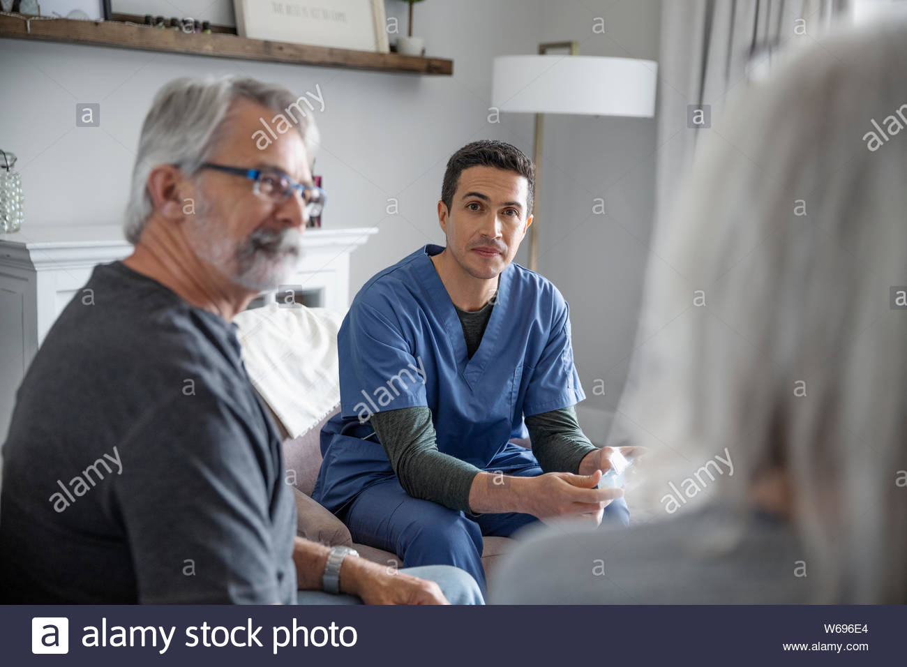 Senior nurse home talking hi-res stock photography and images - Alamy