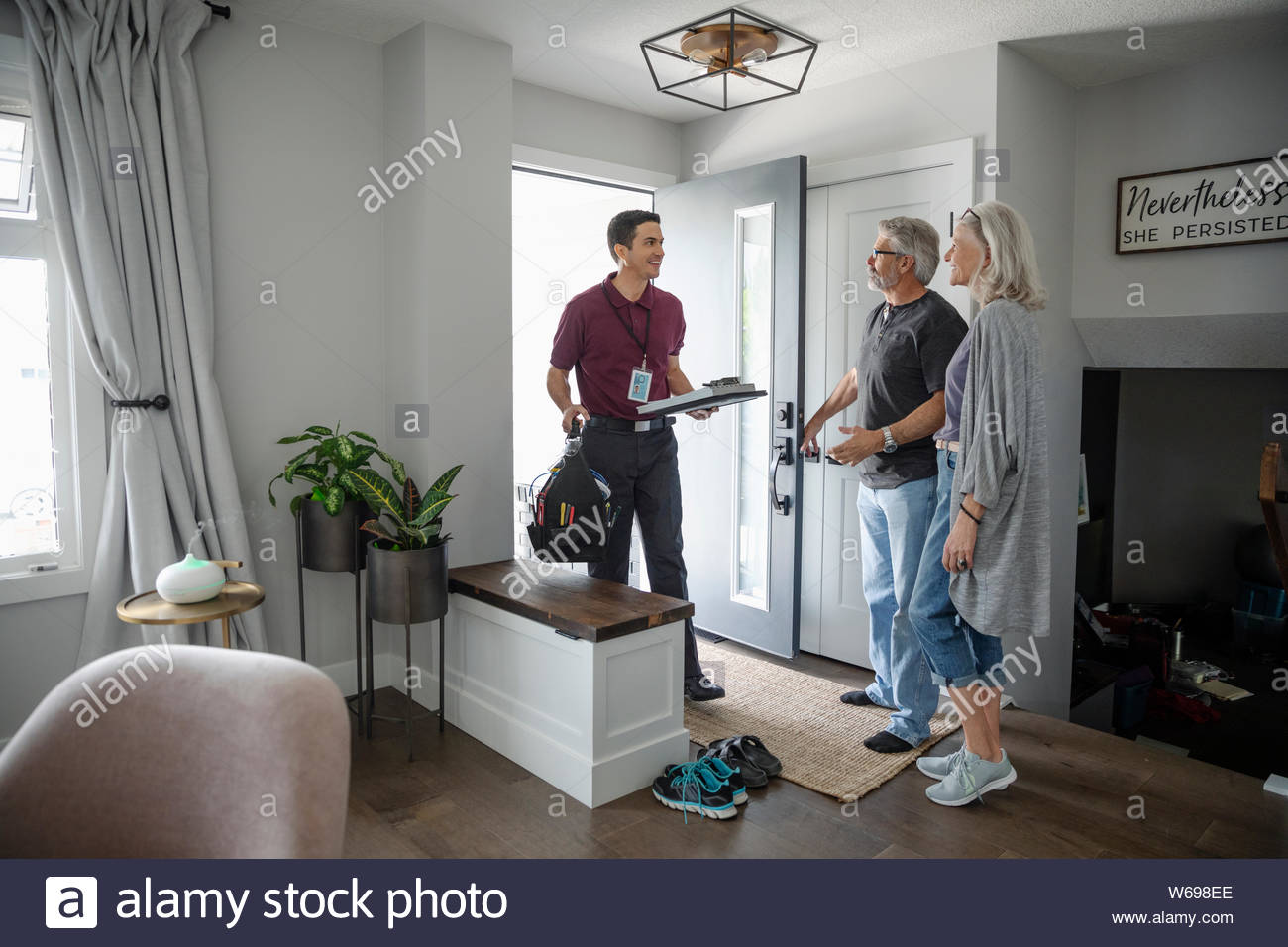 Group listening at the door hi-res stock photography and images - Alamy