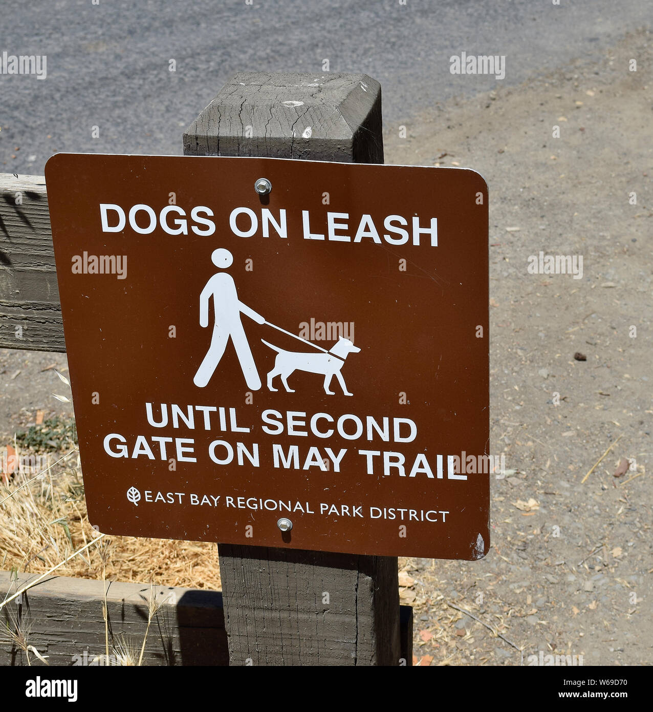 Dogs on leash until second gate on May trail sign n Dry Creek Pioneer Regional Park  Union City, California Stock Photo