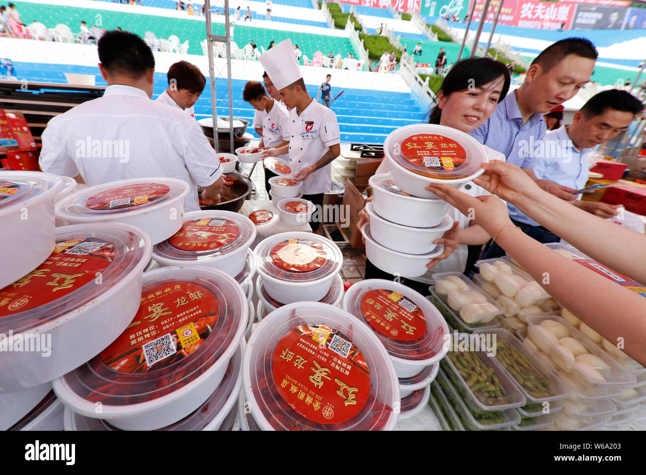 Crayfishes are for sale during a massive crayfish banquet in Xuyi county, Huai'an city, east China's Jiangsu province, 13 June 2018.   More than 50,00 Stock Photo