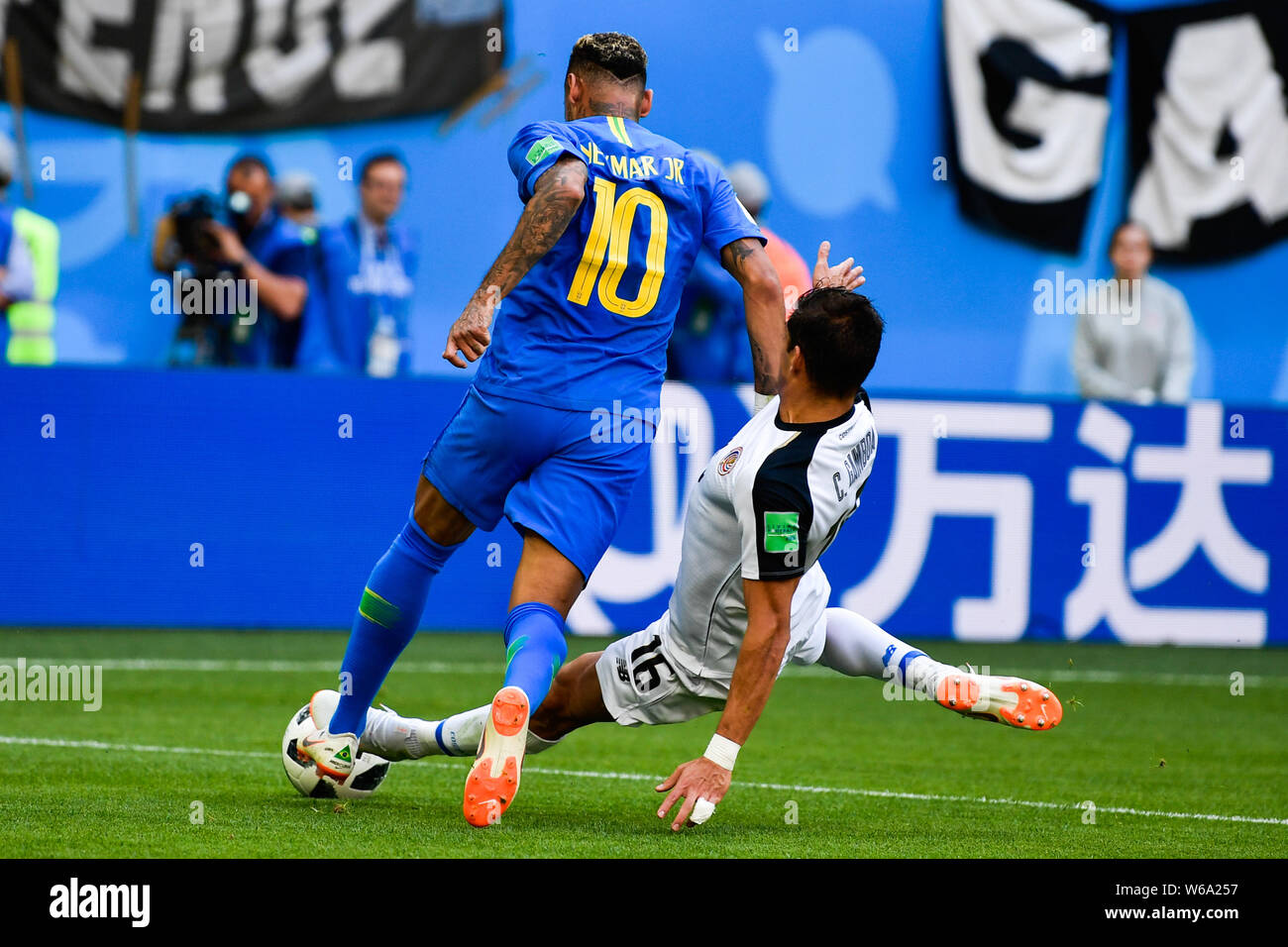 Cristian Gamboa, right, of Costa Rica challenges Neymar of Brazil in their Group E match during the FIFA World Cup 2018 in Saint Petersburg, Russia, 2 Stock Photo