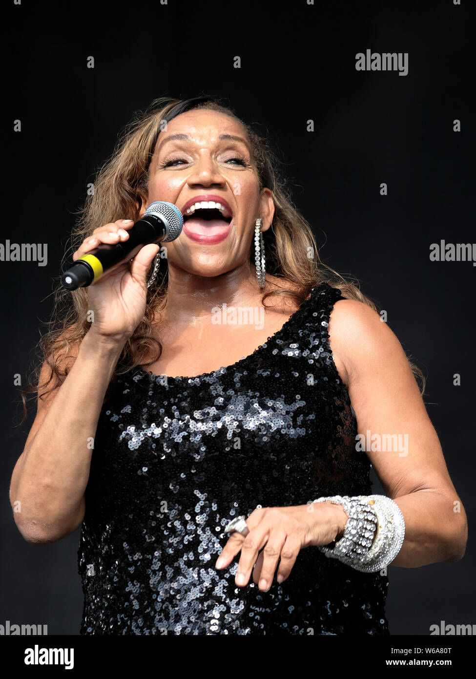 Lulworth, UK. 28th July, 2019. Kathy Sledge, one of the original female vocalists and founding member with Grammy Award winning American musical vocal group Sister Sledge, performing live on stage at Camp Bestival family music festival in Lulworth, Dorset, UK. Credit: SOPA Images Limited/Alamy Live News Stock Photo