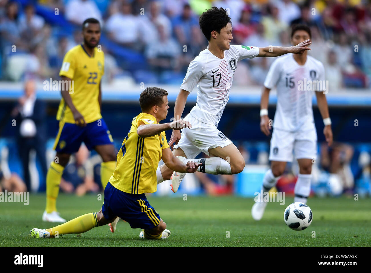 Viktor Claesson of Sweden, left, challenges Lee Jae-sung of South Korea in their Group F match during the FIFA World Cup 2018 in Nizhny Novgorod, Russ Stock Photo