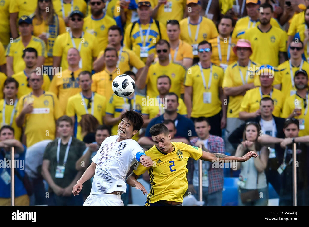 Mikael Lustig of Sweden, right, challenges Ki Sung-yueng of South Korea in their Group F match during the FIFA World Cup 2018 in Nizhny Novgorod, Russ Stock Photo