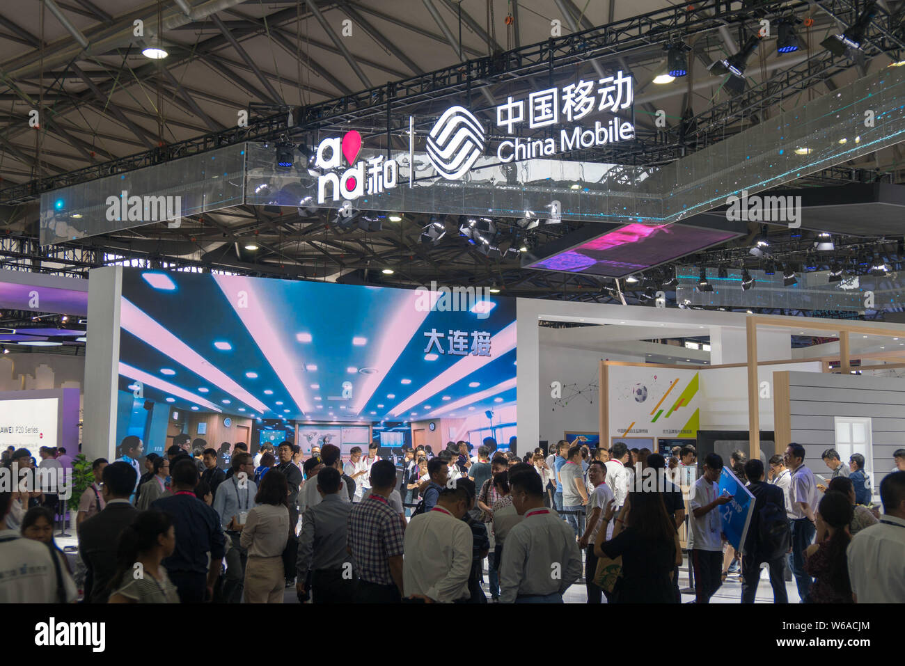 People visit the stand of China Mobile during the 2018 Mobile World Congress (MWC) in Shanghai, China, 27 June 2018.   China Mobile, the world's large Stock Photo