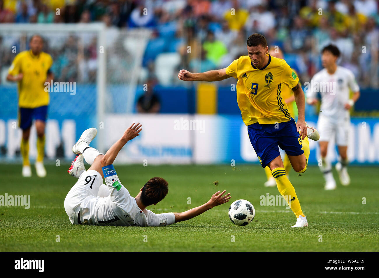 Marcus Berg of Sweden, right, challenges Ki Sung-yueng of South Korea in their Group F match during the FIFA World Cup 2018 in Nizhny Novgorod, Russia Stock Photo
