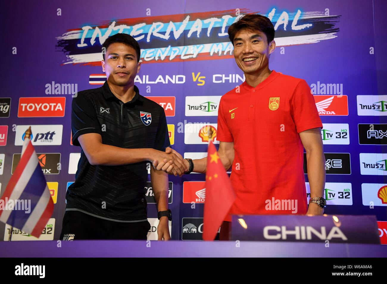 From left) Football player Thitipan Puangchan of Thailand national football  team and football player Zheng Zhi of Chinese national men's football tea  Stock Photo - Alamy