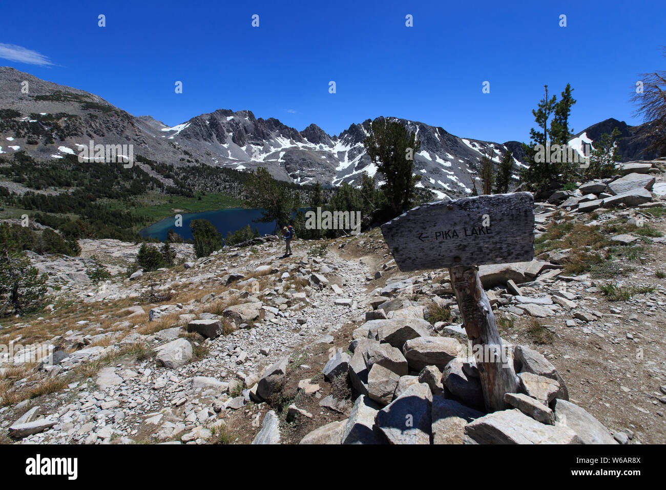 Mammoth Lakes, CA—July 30, 2019. A trail sign above Duck Lake directs hikers toward Pika Lake at Duck Pass, Mammoth Lakes, CA. Stock Photo