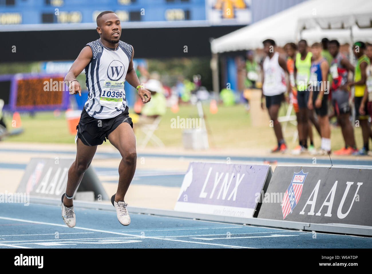 200 meter olympic track hires stock photography and images Alamy