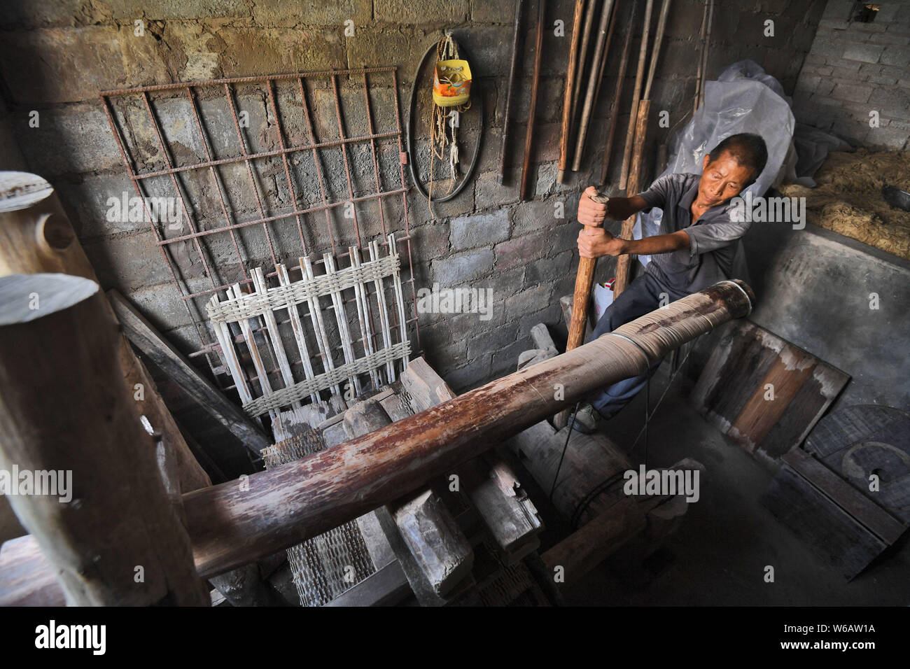 Ancient chinese paper making hires stock photography and images Alamy