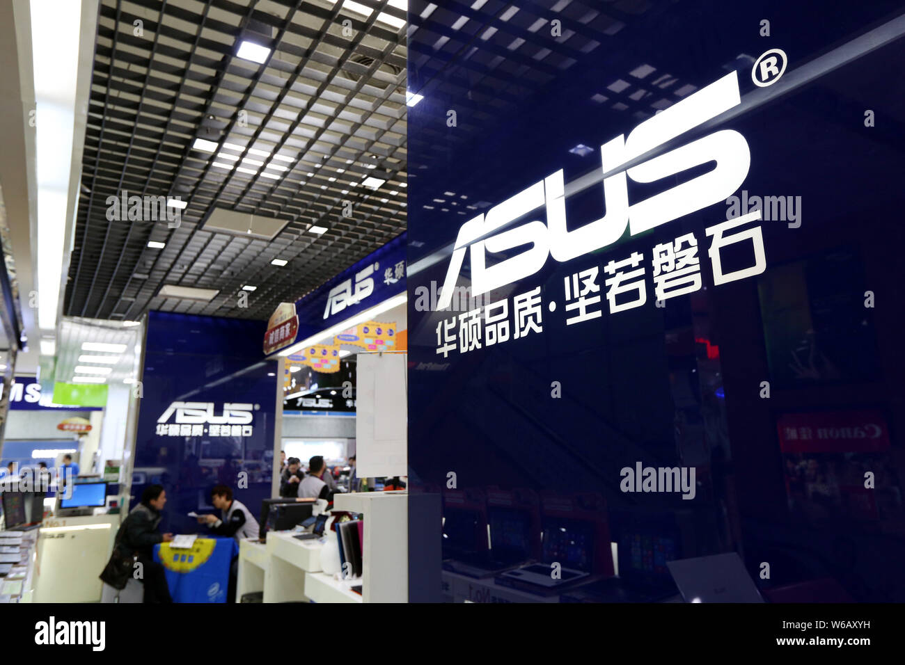 Asus zenbook hires stock photography and images Alamy