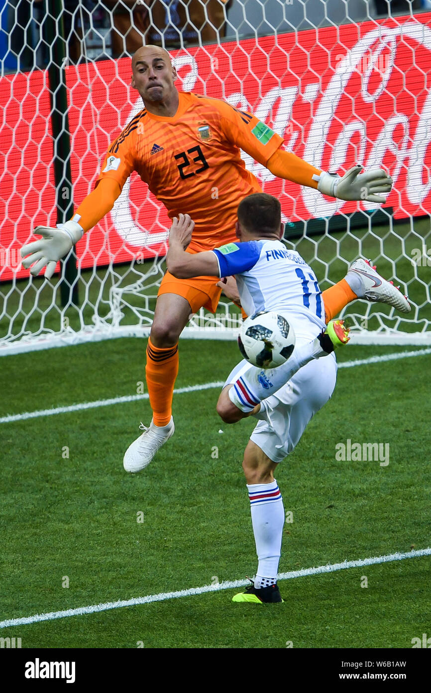 Goalkeeper Willy Caballero of Argentina, back, challenges Alfred Finnbogason of Iceland in their Group D match during the FIFA World Cup 2018 in Mosco Stock Photo