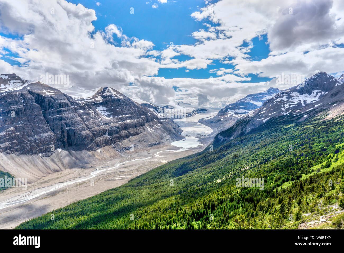Sweeping vista of Saskatchewan Glacier flowing from the Columbia Icefields as seen from the crest of Parker Ridge on the Icefields Parkway in Jasper N Stock Photo